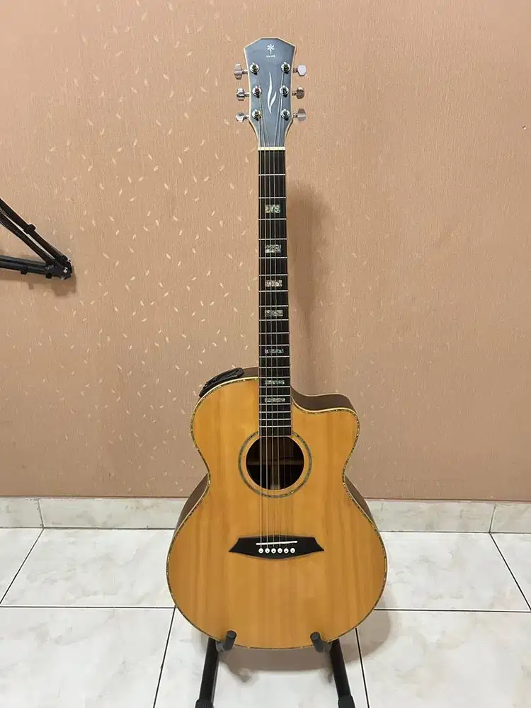 Gitar akustik full solid dame lilies 520E OK suaranya