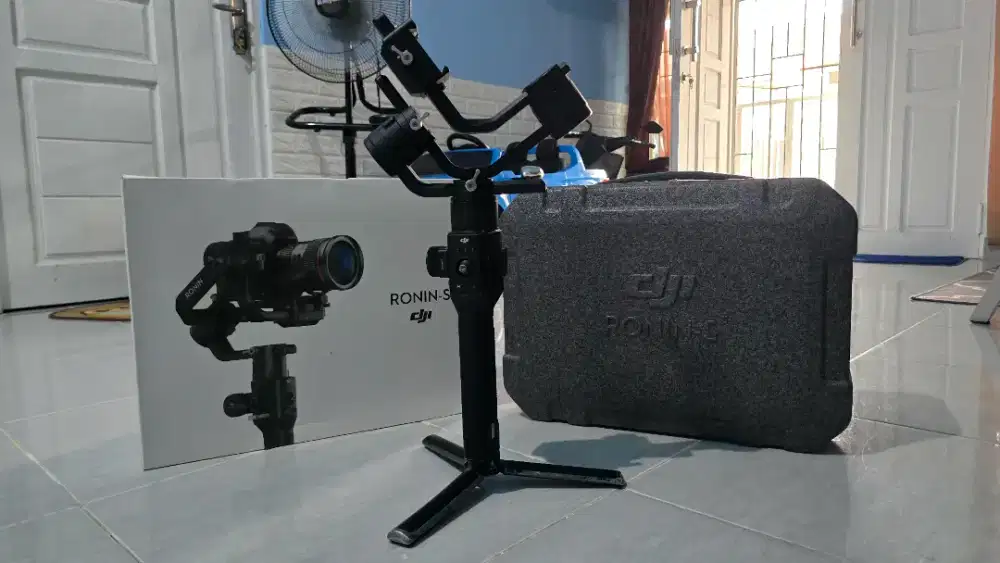 DJI Ronin S Gimbal Stabilizer (Bonus Strap)