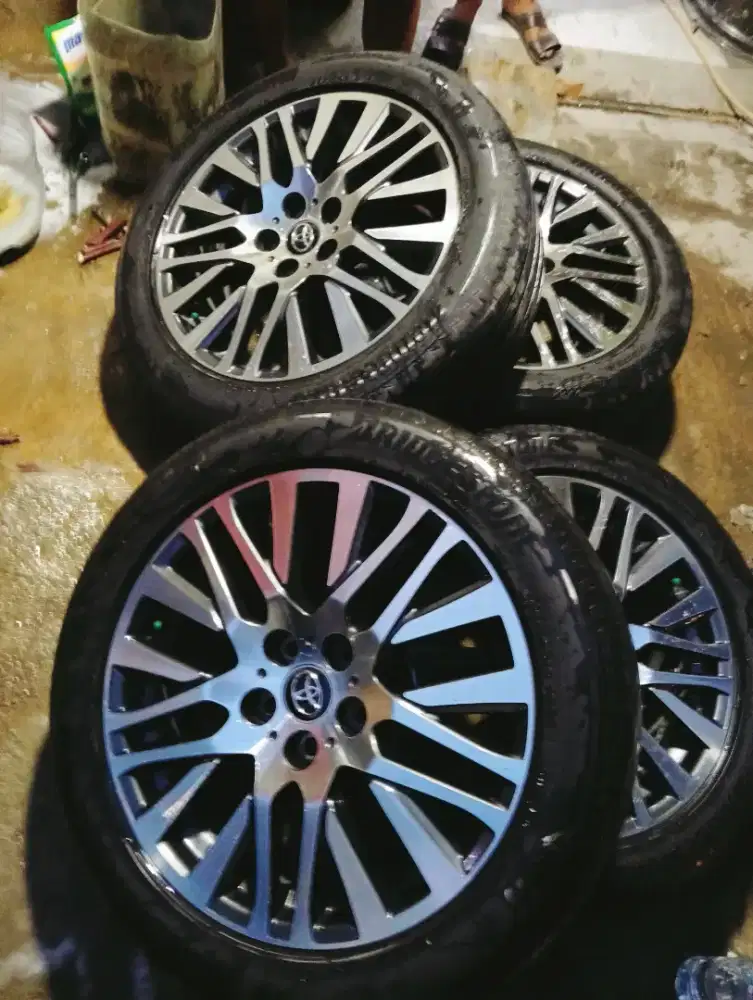 Jual velg oem alphard Velfire r18 plus ban masih 80% velg mulus