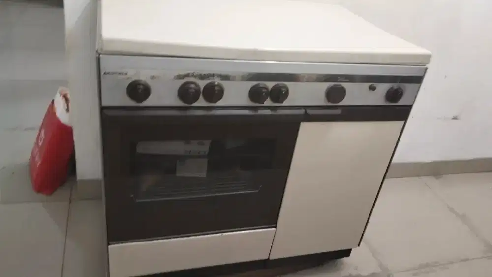 Kompor standing Ariston DIJUAL CEPAT