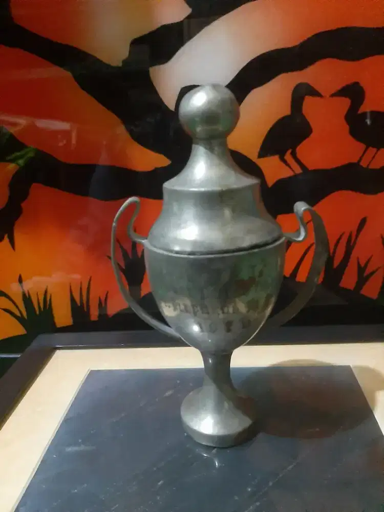 Piala antik dari logam bangka