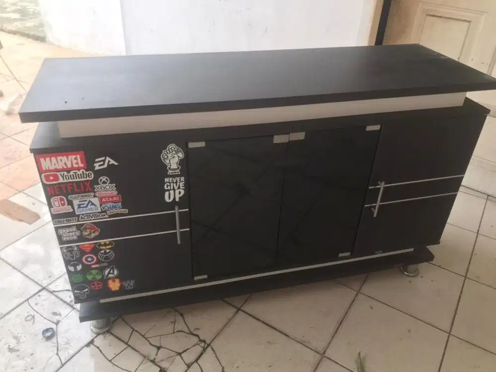 Meja TV Luas dengan pintu tengah kaca