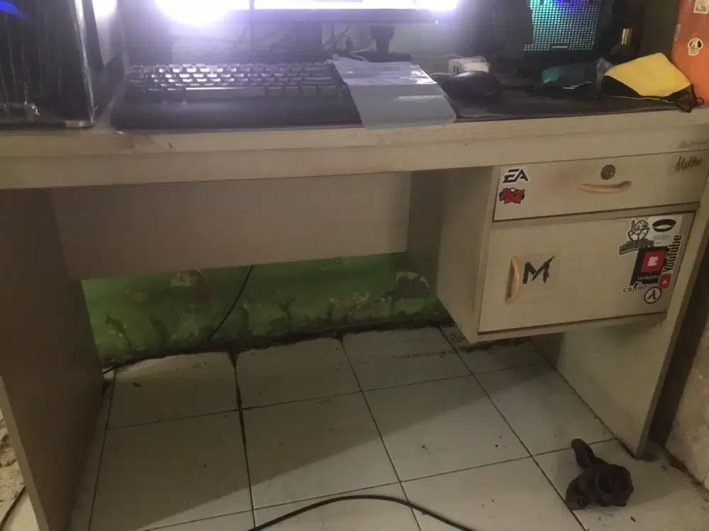 Meja Komputer merk Expo Luas dengan 2 laci
