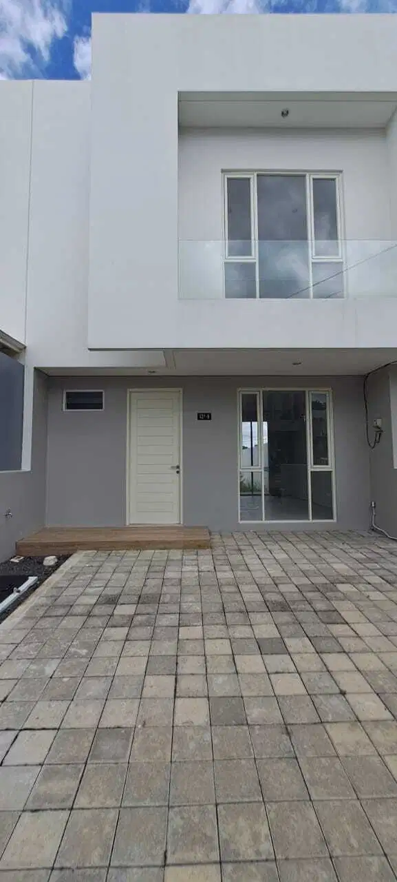 Disewakan Rumah Minimalis Rumah Baru Kinyis Dian Istana LB90m Wiyung