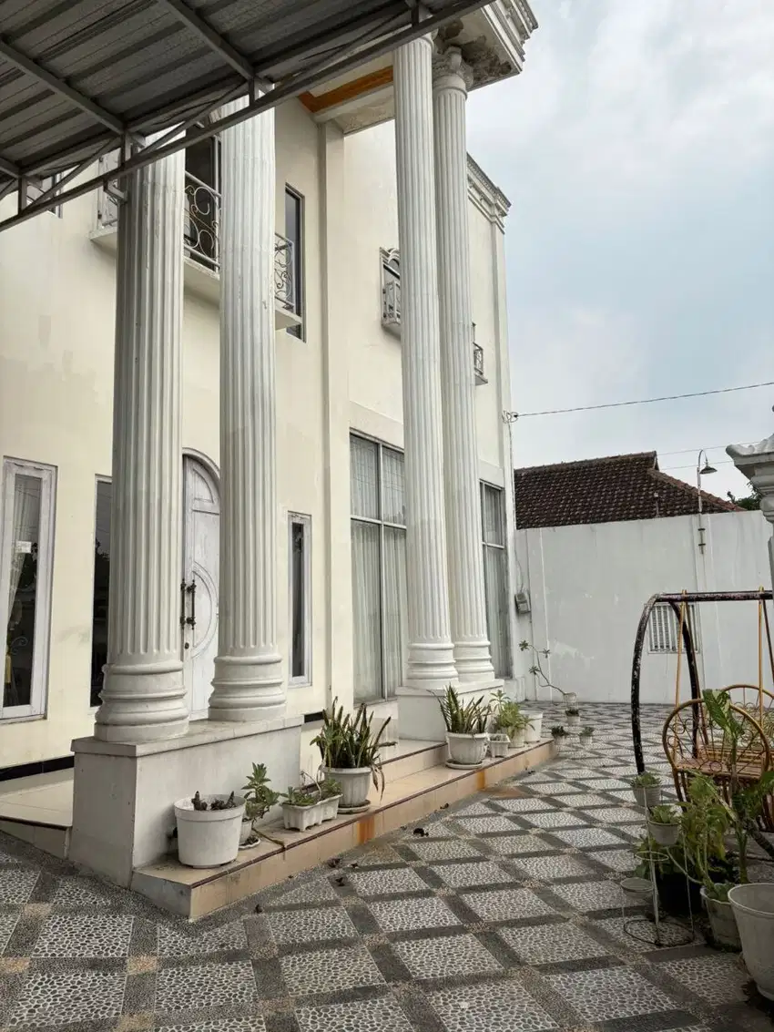 Rumah mewah American style di pinggir jalan raya