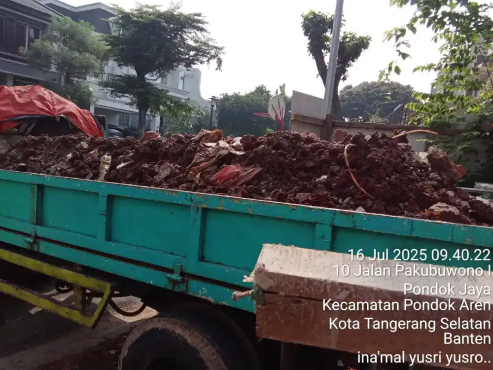 Buang puing dan urugan