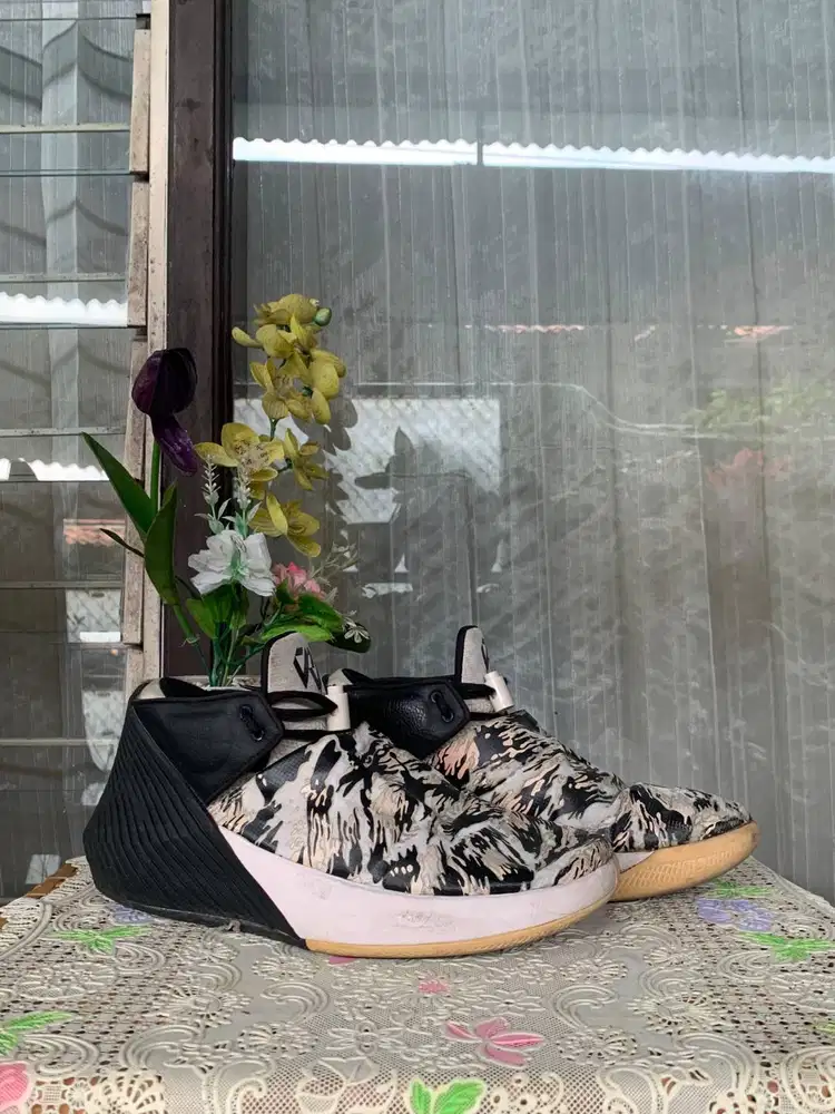 (DIJUAL CEPAT MENUHIN LEMARI) Jordan Why Not Zero 1