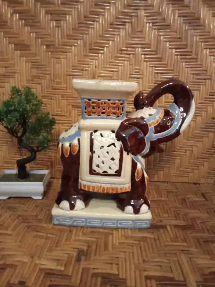 Patung Keramik Gajah Vintage Jadul Untuk Interior Ruangan