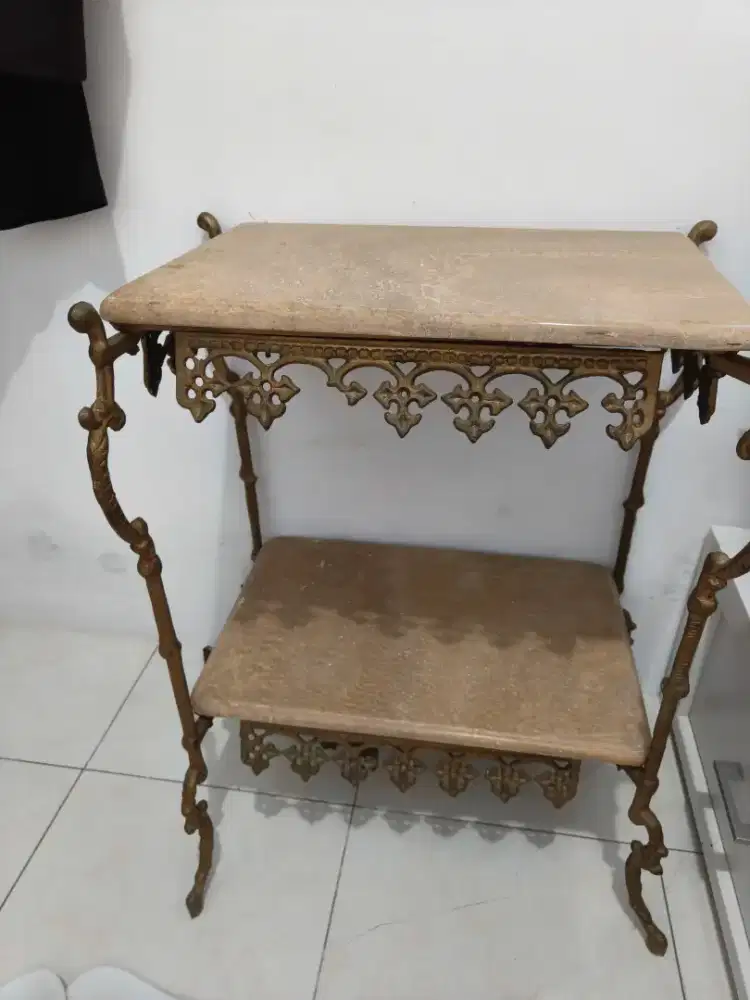 Meja sudut antik marmer dengan dudukan besi cor