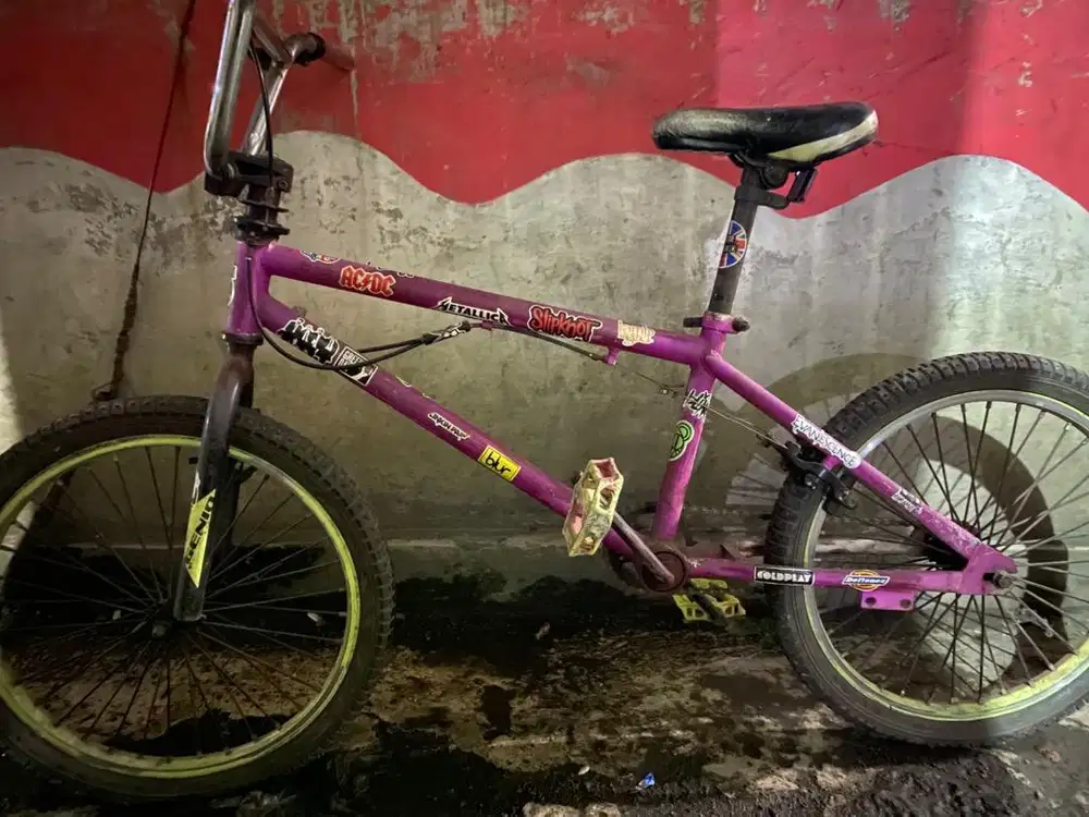 bmx genio ungu disertai stiker band band terkenal