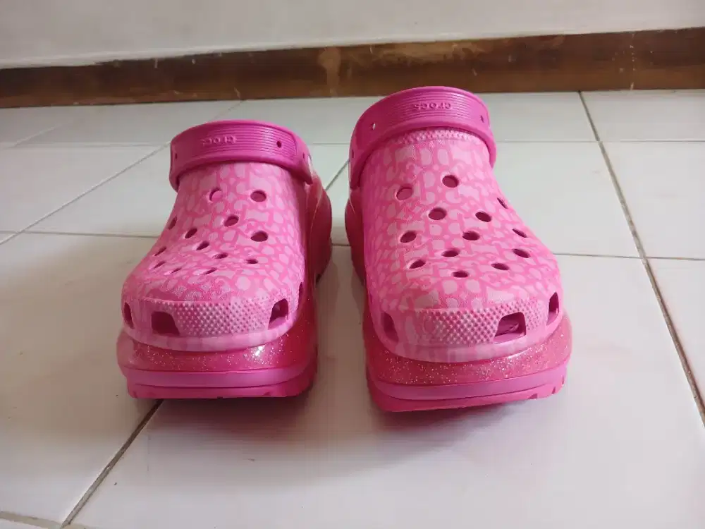 Crocs edisi barbie second limited edition.