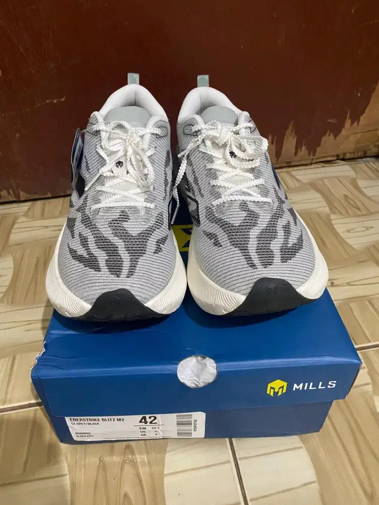 Sepatu Running Mills Enerstrike Blitz M2 42 - Sepatu Lari