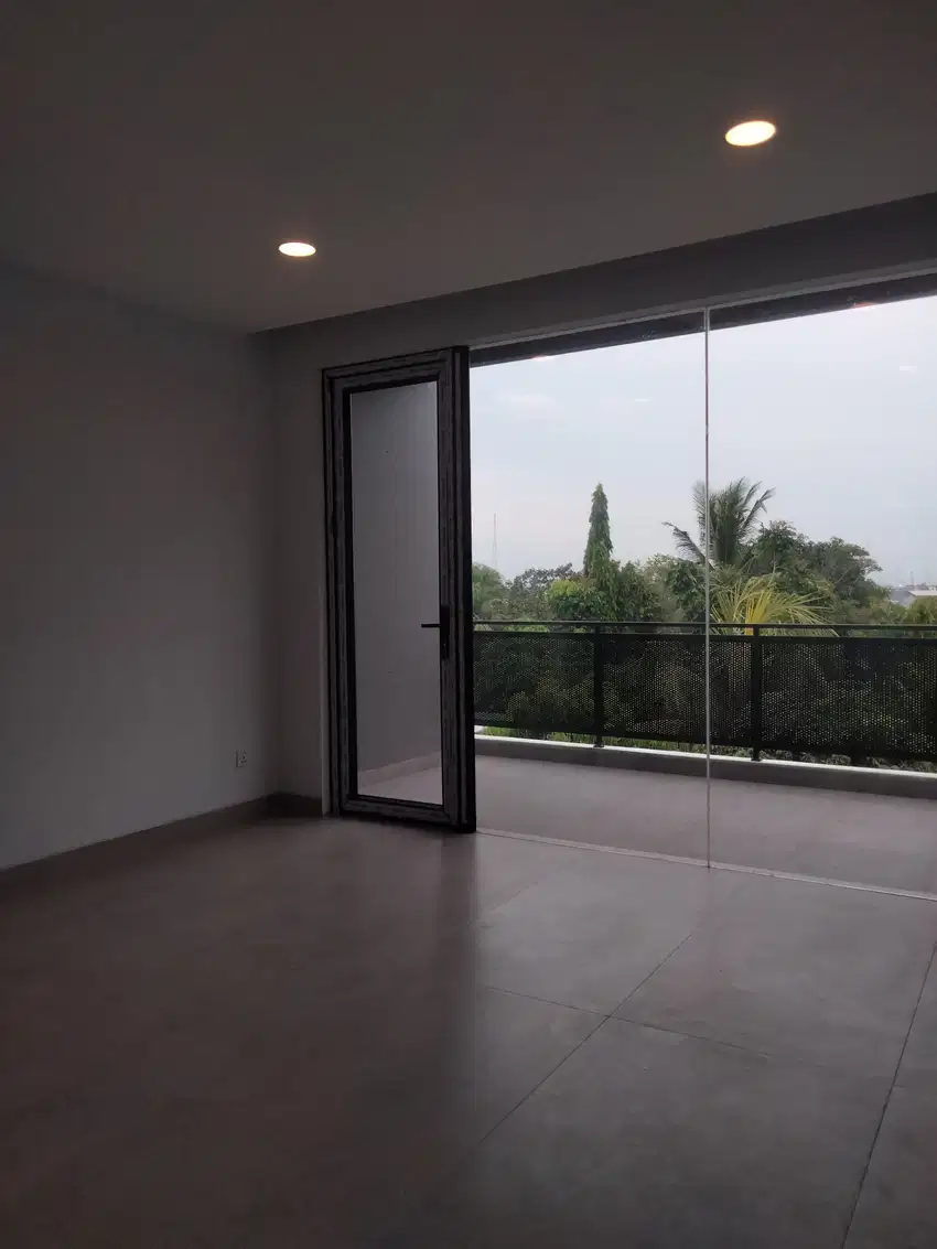 RUMAH MEWAH POSISI HOOK DI ALAM SUTERA ADA LIFT