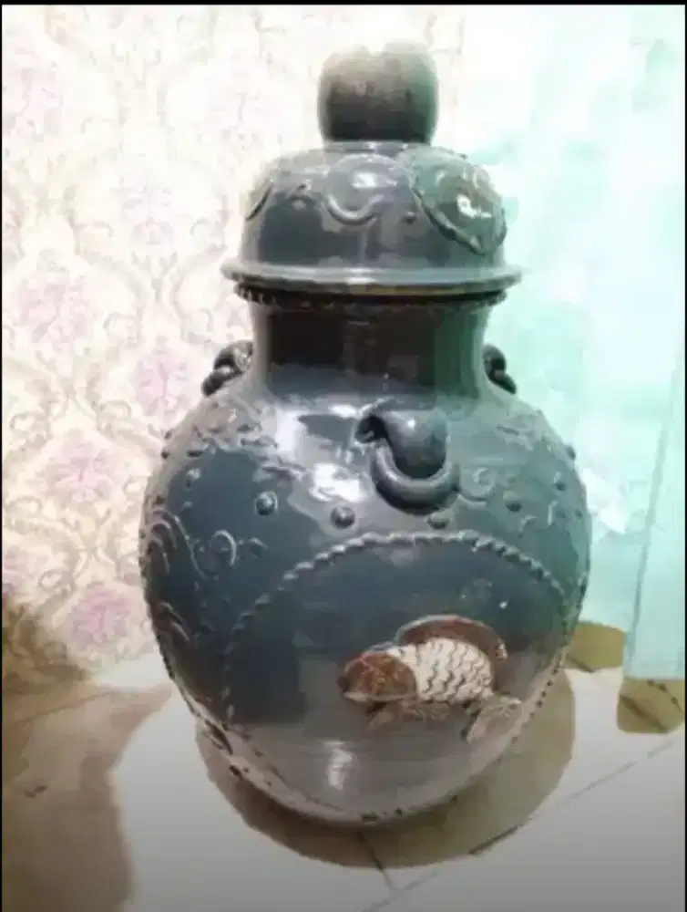 Guci Kuno Motif Ikan dan Burung Phonix