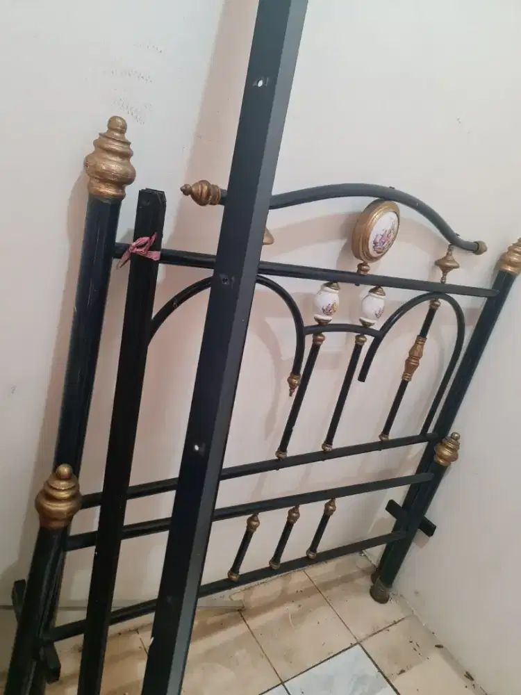 TEMPAT TIDUR BESI KOKOH DAN BERAT SIZE 140 X 200