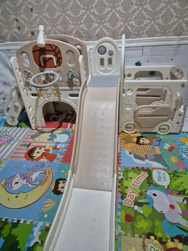 Mainan anak perosotan