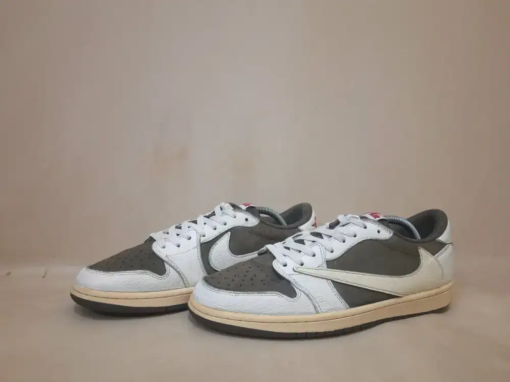 Nike Air Jordan 1 x Travis Scott size 45 dan adidas converse