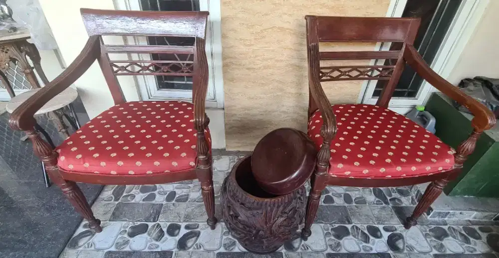 2 kursi + 1 meja penyimpanan kecil