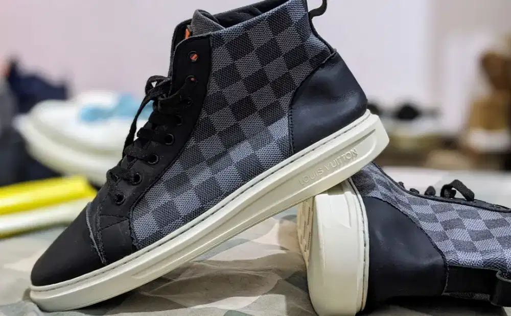 Sepatu lv Preloved size 42 insole 26,5