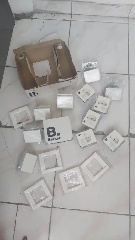 Borongan saklar engkel dan stop kontak merk BERKER K1