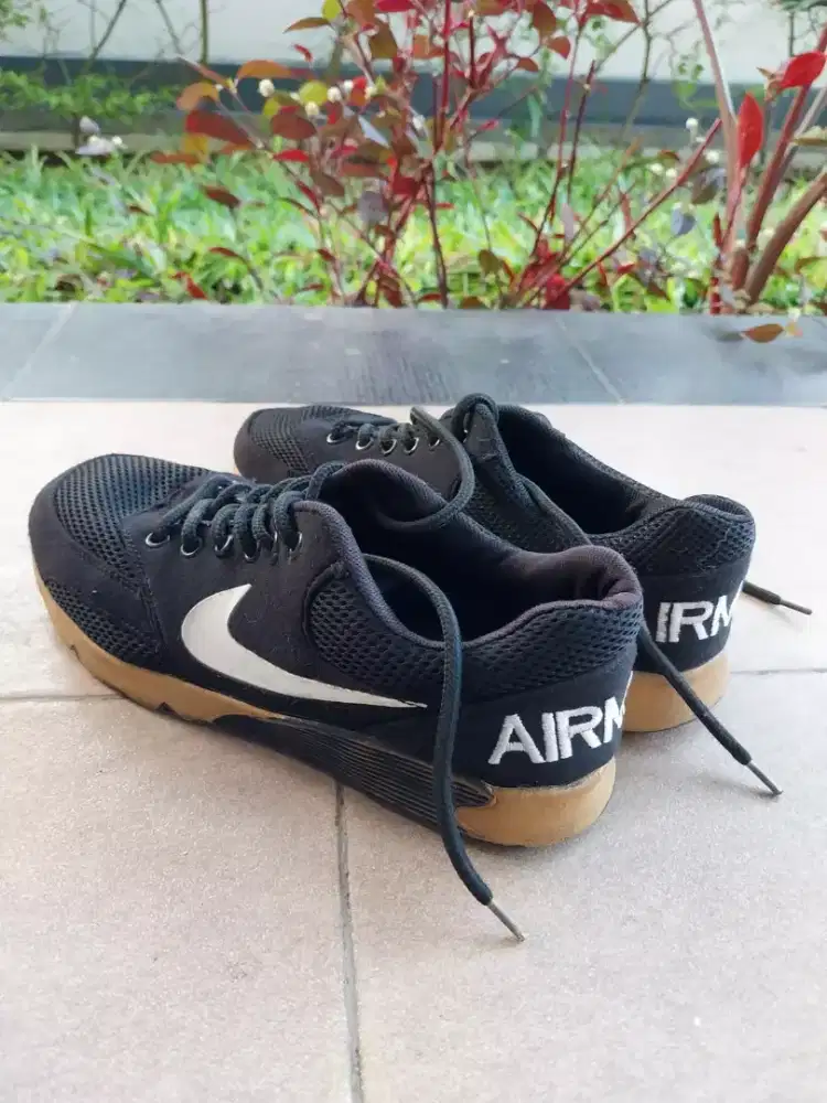 SEPATU SECOND SIZE 40, WARNA HITAM, MADE IN VIETNAM