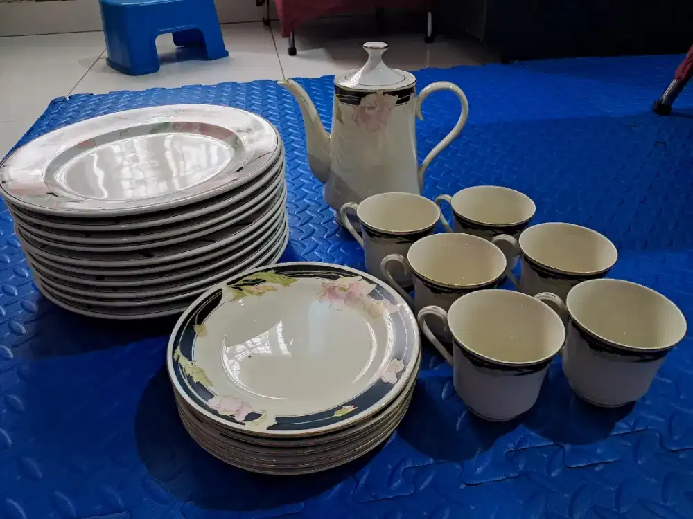 Dijual Set Piring, Teko dan Cangkir Keramik Fine China