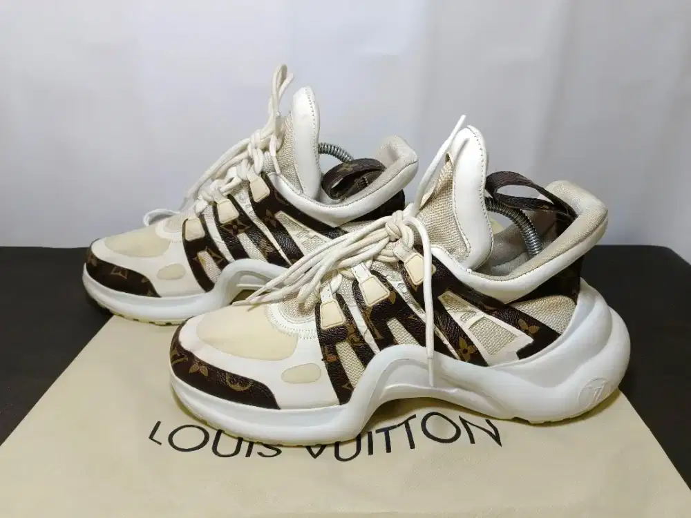 Sepatu Louis Vuitton Monogram Archlight women men shoes size 42