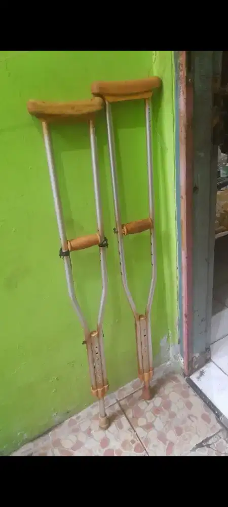 Tongkat Ketiak / Kruk Merk Sella