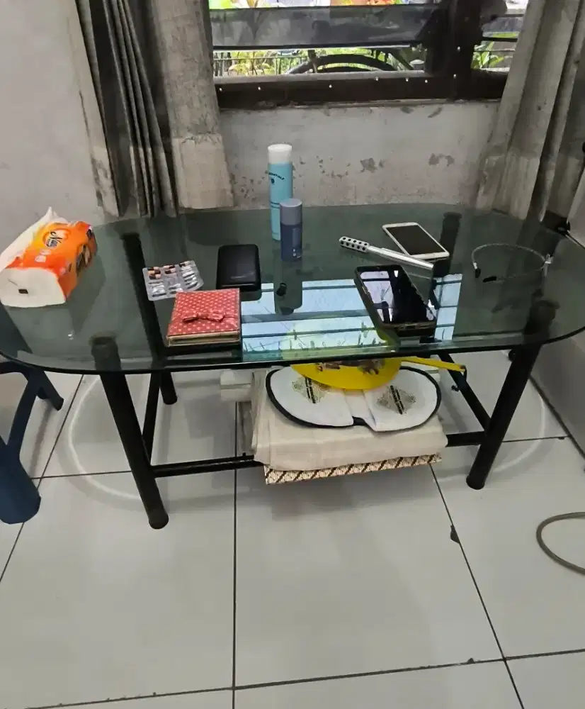 Meja teras kaca tebal