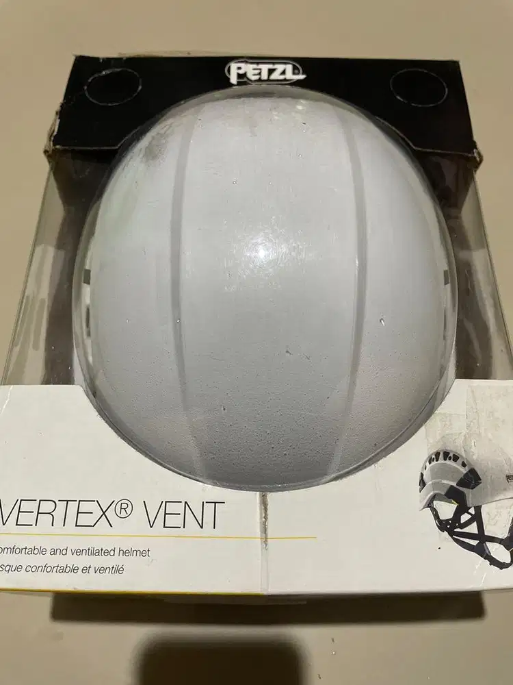 Di jual helm petzl original sebagai alat keamana dan keselamatan