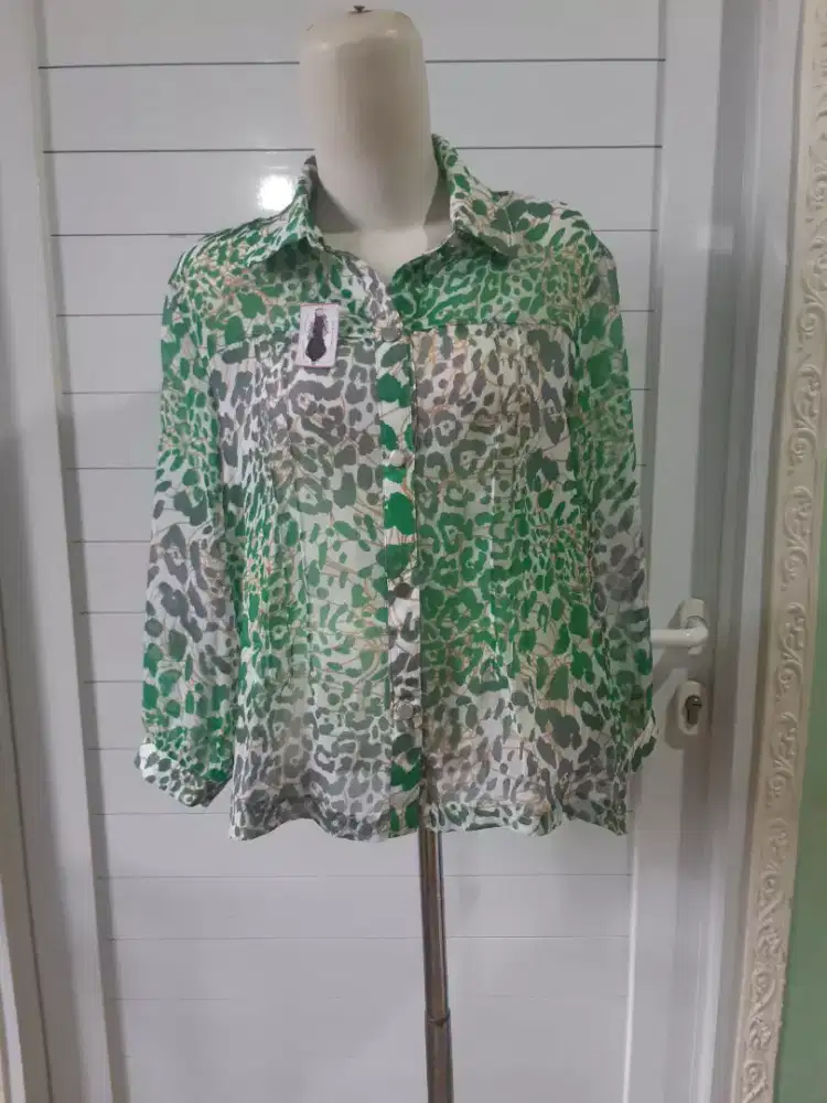 Blouse/kemeja siffon leopard semi crop preloved tjap karoeng