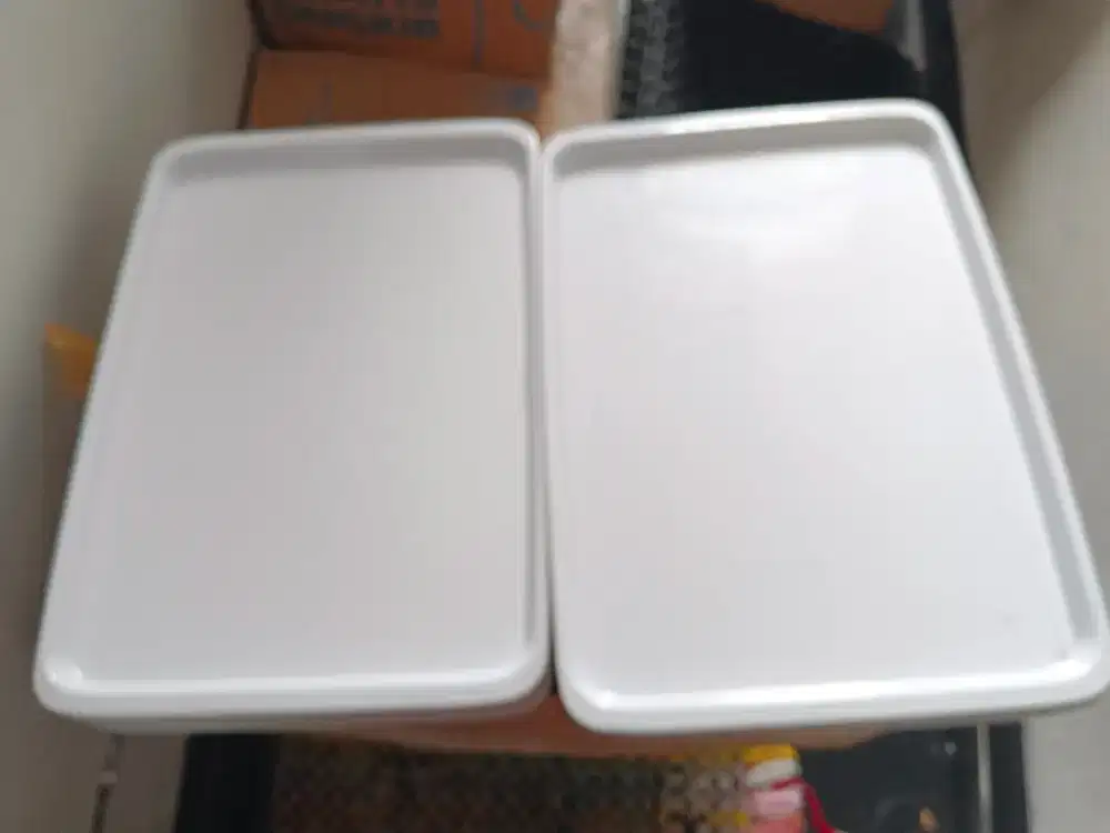 Nampan melamin putih.