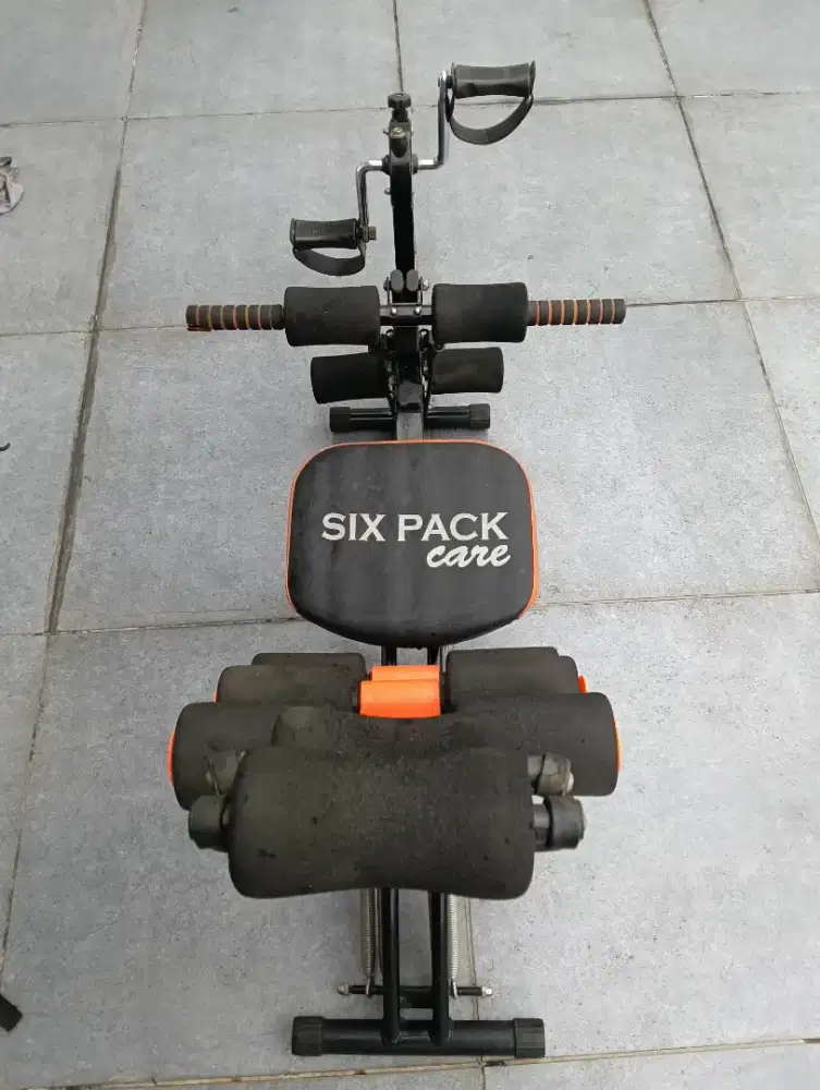 Alat fitness untuk sit up dan sepeda