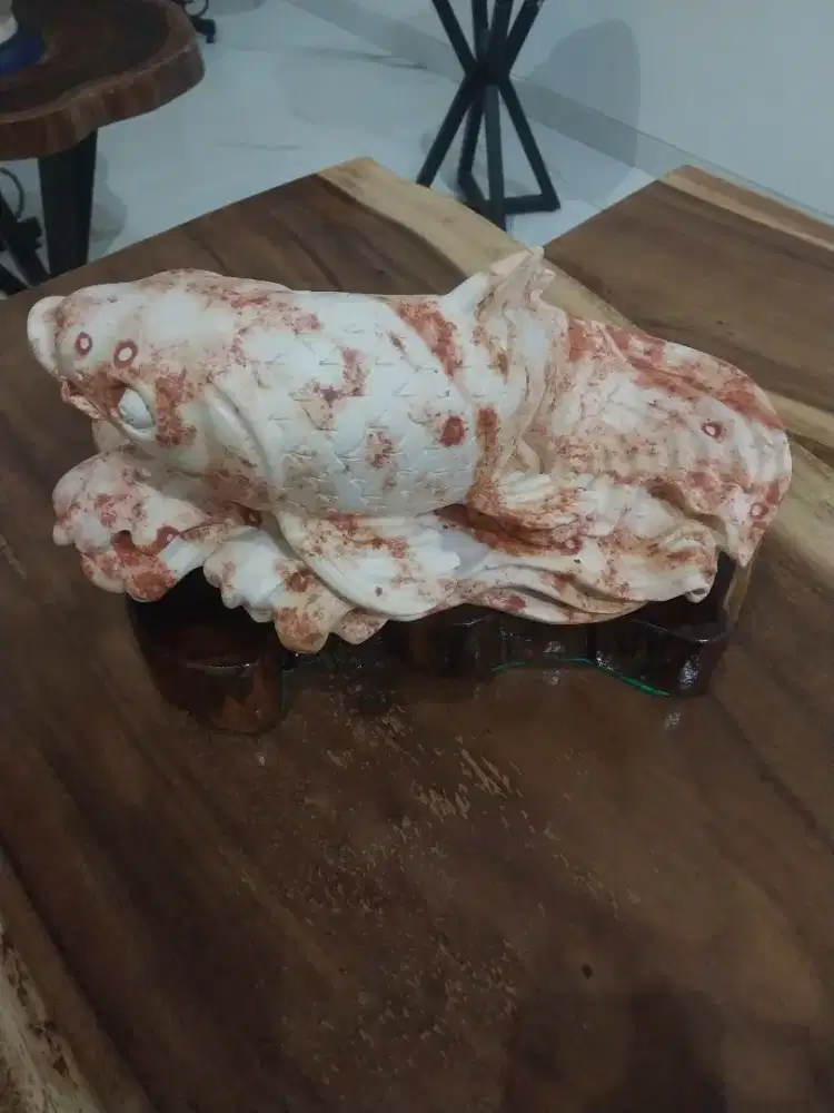 Patung ikan koi dari batu alam pegunungan