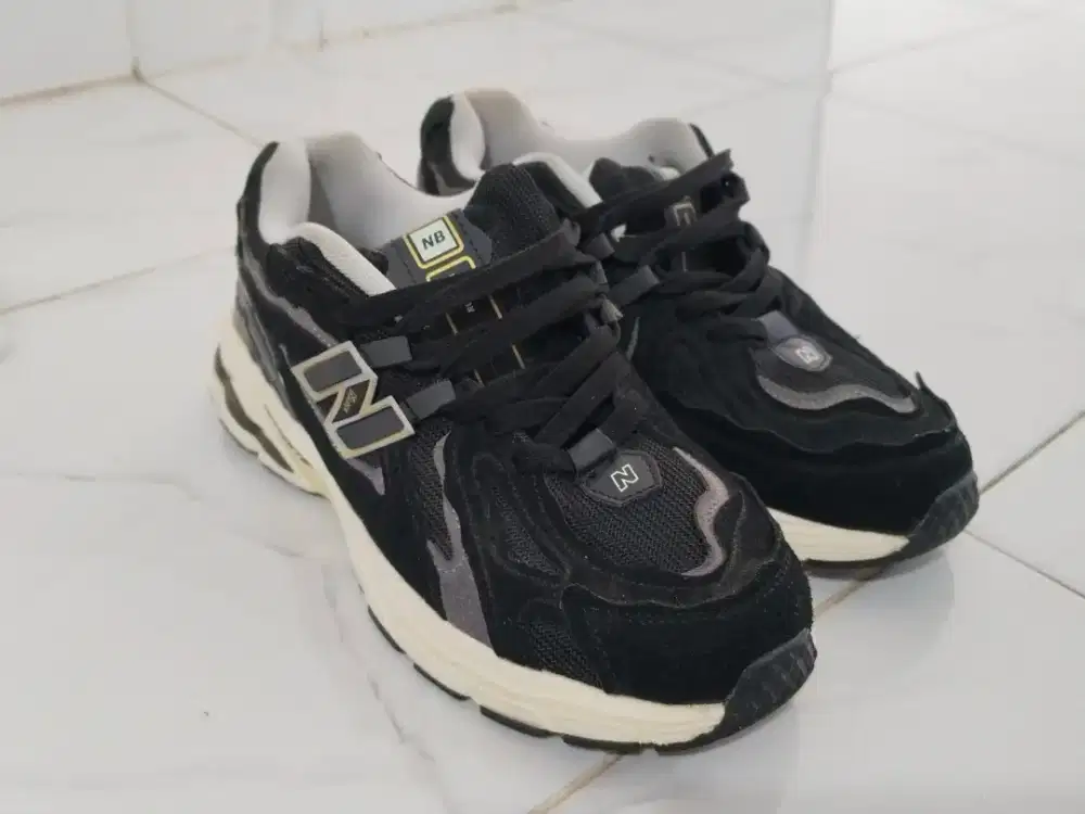 SEPATU NEW BALANCE 1906 d Grey Black 42