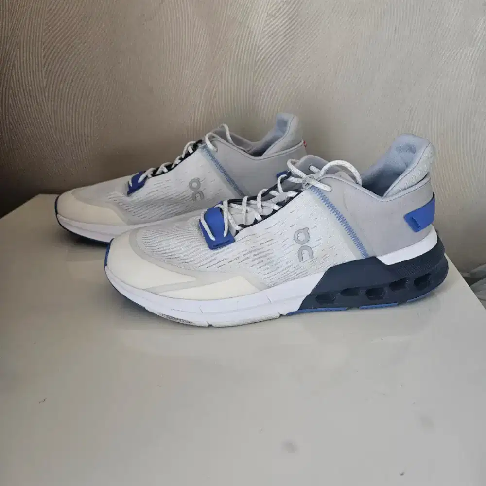 Sepatu Running On Cloudnova Flux original