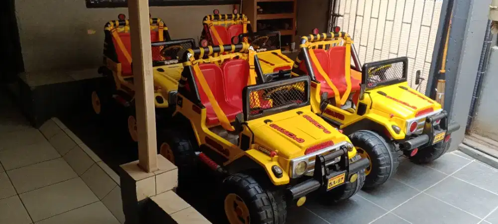 Mobil aki anak jeep PEG PEREGO