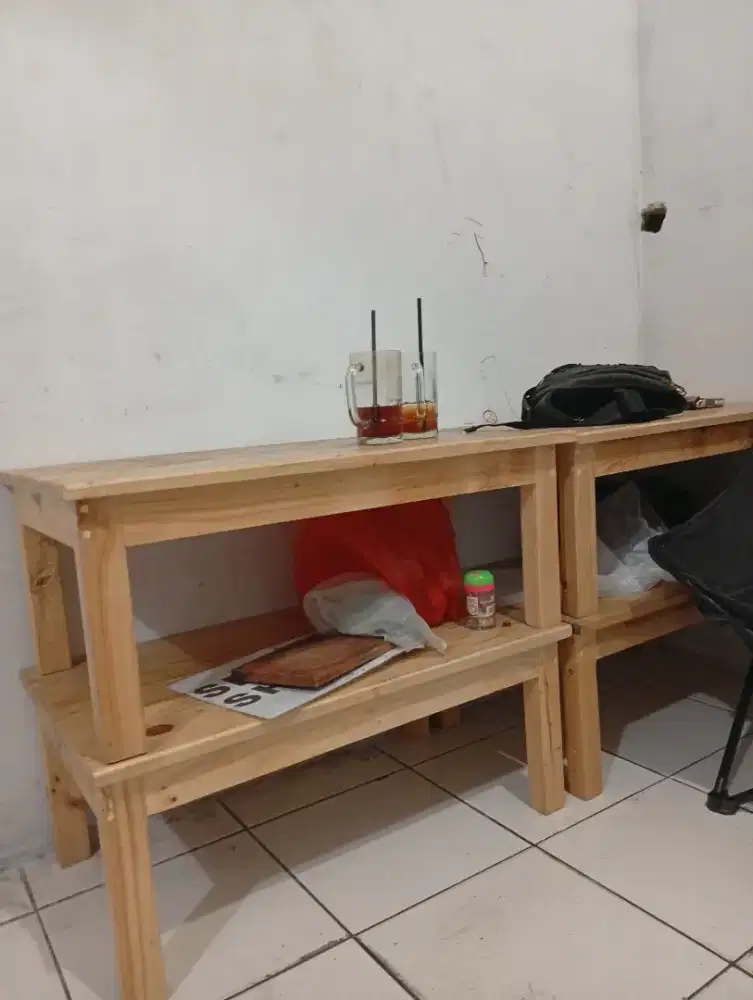 Meja lesehan kondisi mulus