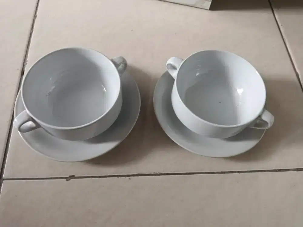 Mangkok sup dan gelas