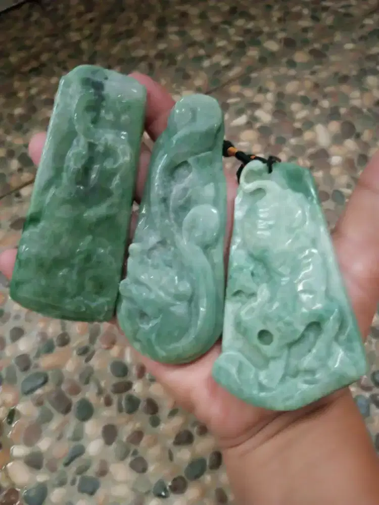 3Giok liontin  motif,   lawas Bos'