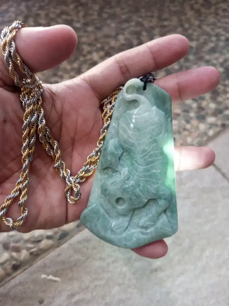 Giok liontin  motif Harimau,   lawas Bos'