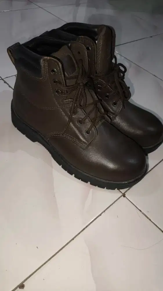 Sepatu safety inalum