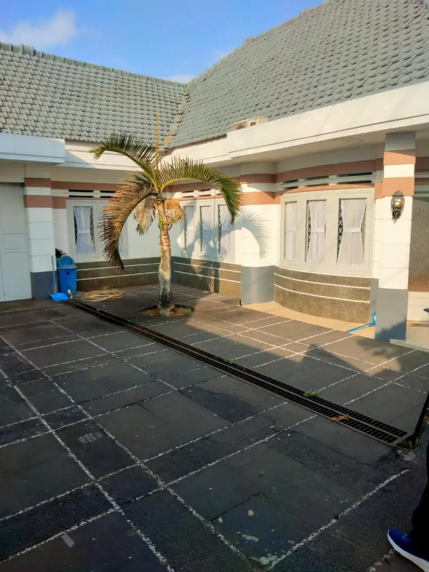 RUMAH LUAS GARASI BESAR TINGGAL HUNI SEMI PURNISHED DI CIKONENG