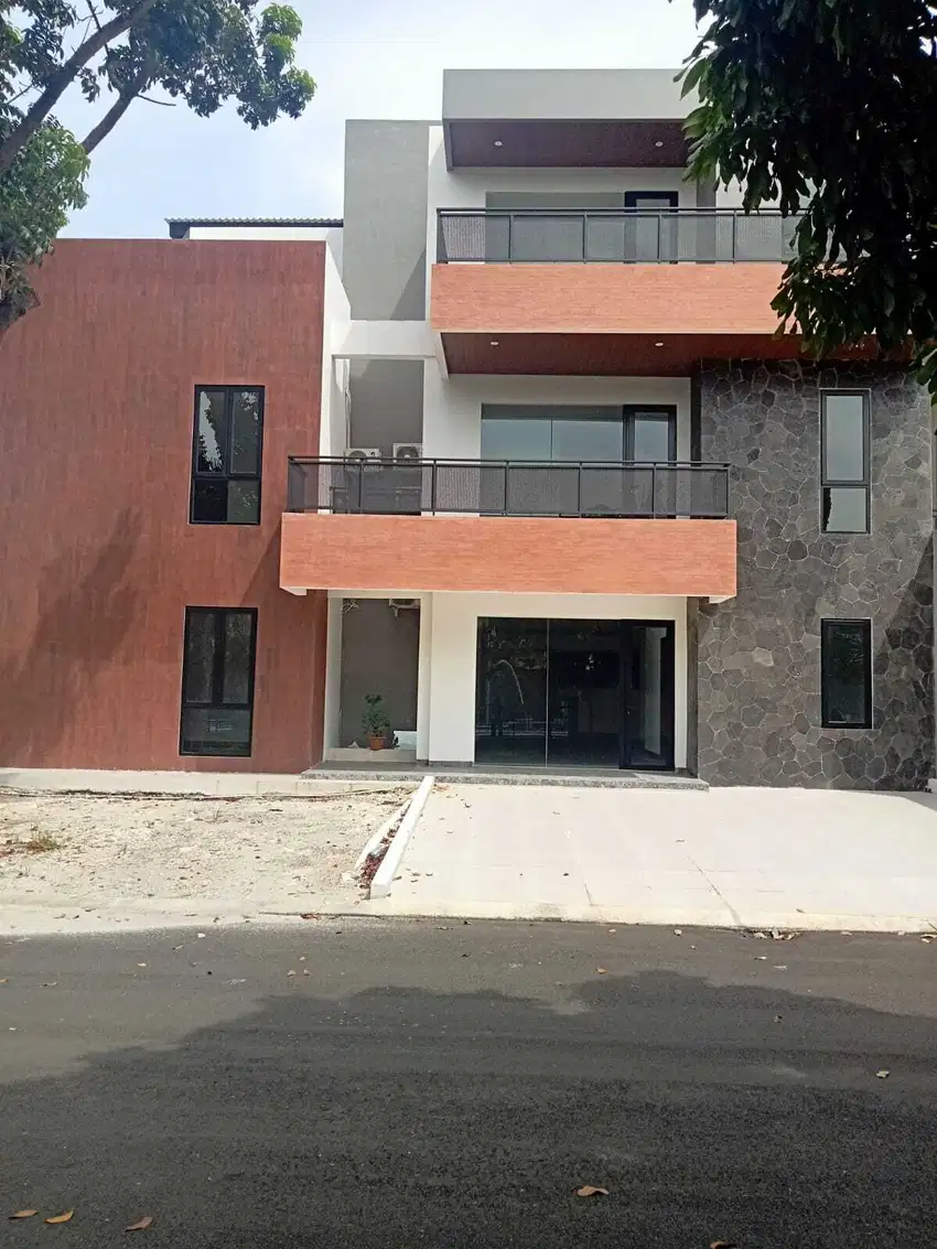 RUMAH MEWAH MODERN MINIMALIS DI ALAM SUTERA 3 LANTAI
