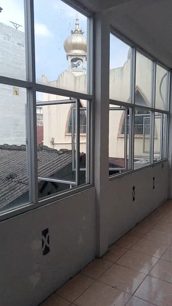 Jendela kaca tahan air