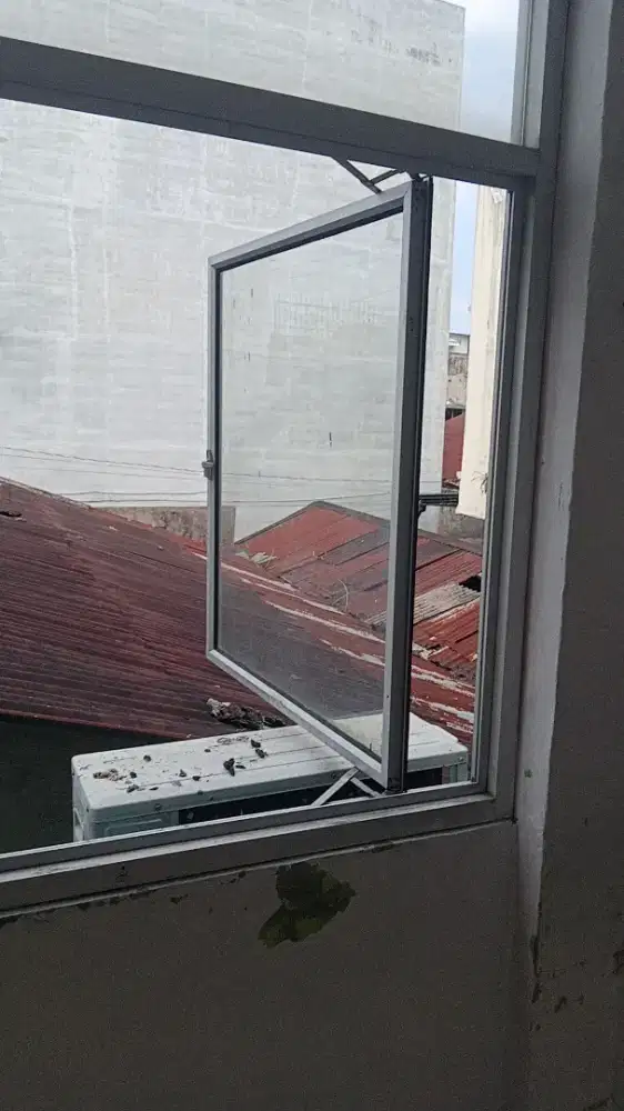 Jendela kaca tahan air