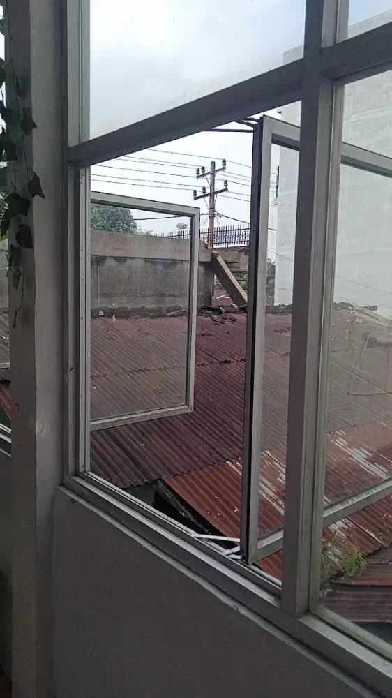 Jendela kaca tahan air