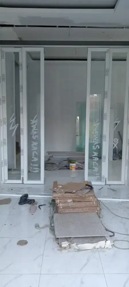 Pintu lipat sekat kaca