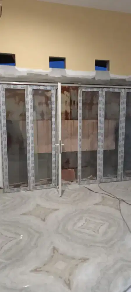 Pintu lipat sekat partisi kaca