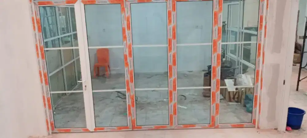 Pintu lipat sekat partisi kaca